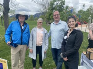 Representantes de los Ars Nova Singers en un parque en Boulder